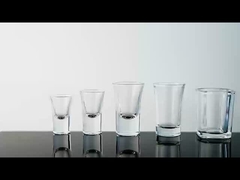 Piccolo bicchiere di liquore a forma rotonda e costruito per assaggi soddisfacenti