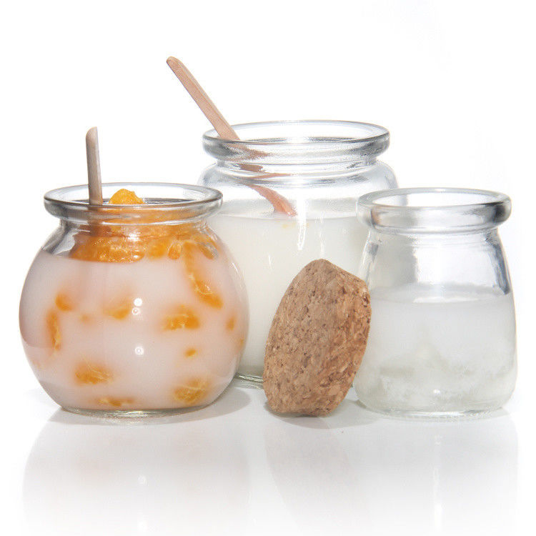 8 oz di bottiglia di yogurt vuoto, vaso di budino e bottiglia di latte fresco con tappo di sughero