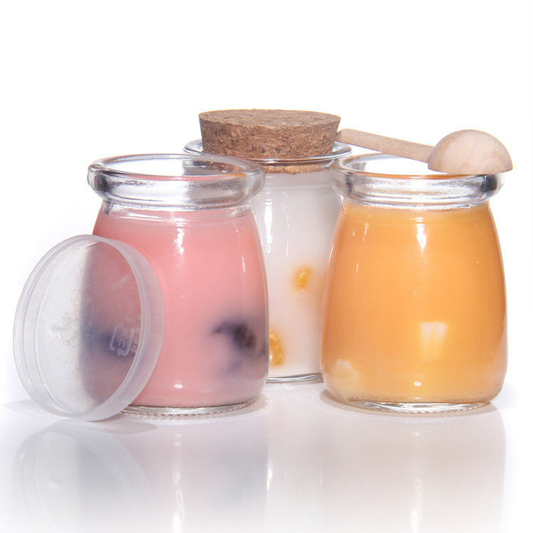 8 oz di bottiglia di yogurt vuoto, vaso di budino e bottiglia di latte fresco con tappo di sughero