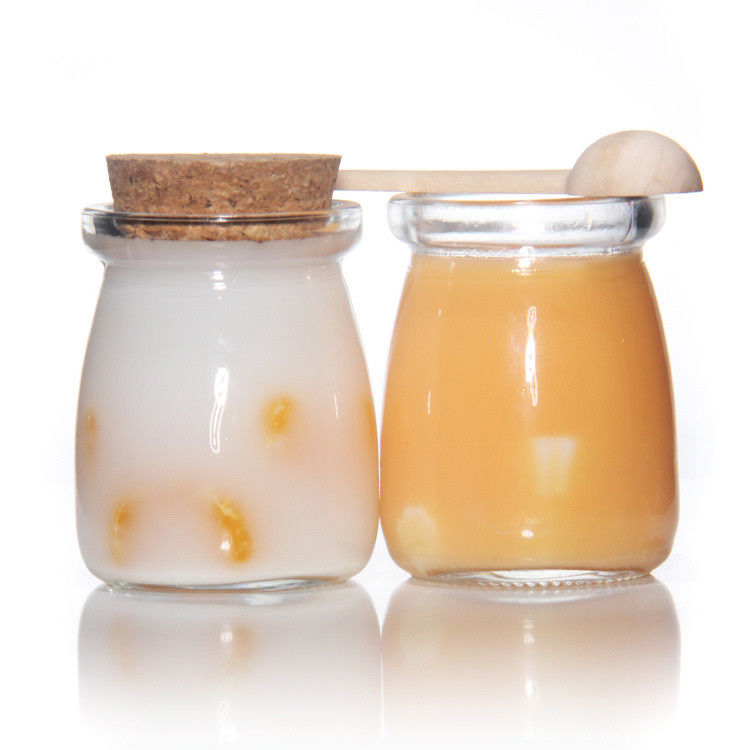 8 oz di bottiglia di yogurt vuoto, vaso di budino e bottiglia di latte fresco con tappo di sughero