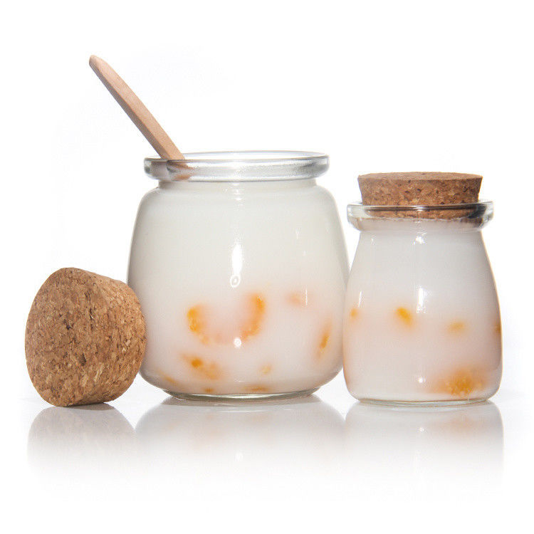 8 oz di bottiglia di yogurt vuoto, vaso di budino e bottiglia di latte fresco con tappo di sughero