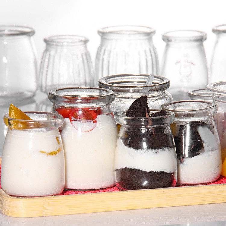 Bottiglia di yogurt di vetro su misura da 100 ml, barattolo di budino, gelatina mousse, tazza di dessert e bottiglia di latte fresco con coperchio di plastica.