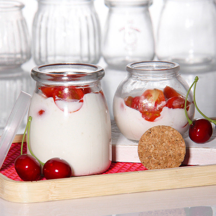 Bottiglia di yogurt di vetro su misura da 100 ml, barattolo di budino, gelatina mousse, tazza di dessert e bottiglia di latte fresco con coperchio di plastica.