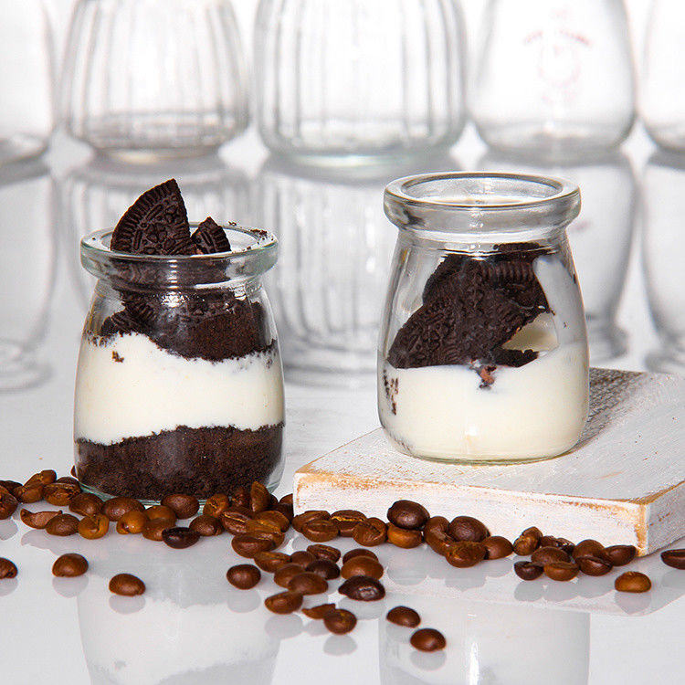Bottiglia di yogurt di vetro su misura da 100 ml, barattolo di budino, gelatina mousse, tazza di dessert e bottiglia di latte fresco con coperchio di plastica.