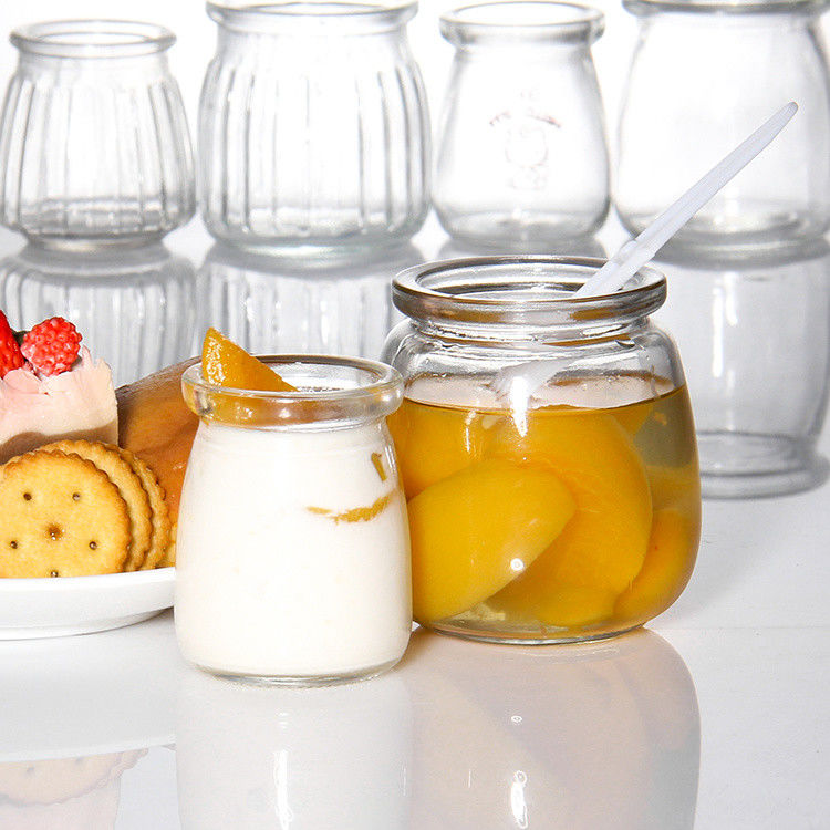 Bottiglia di yogurt di vetro su misura da 100 ml, barattolo di budino, gelatina mousse, tazza di dessert e bottiglia di latte fresco con coperchio di plastica.