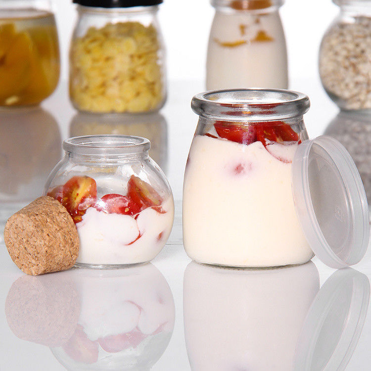Bottiglia di yogurt di vetro su misura da 100 ml, barattolo di budino, gelatina mousse, tazza di dessert e bottiglia di latte fresco con coperchio di plastica.