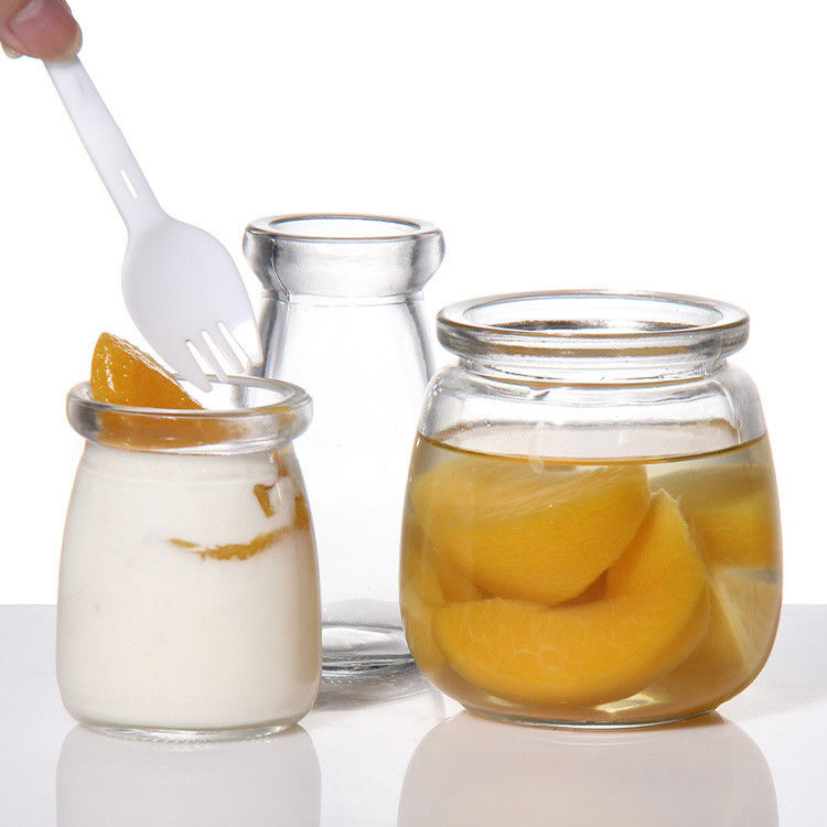 Bottiglia di yogurt di vetro su misura da 100 ml, barattolo di budino, gelatina mousse, tazza di dessert e bottiglia di latte fresco con coperchio di plastica.