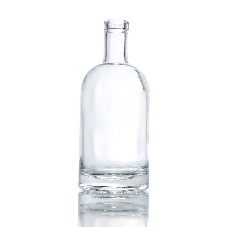 In magazzino 750 ml di whisky trasparente in bicchiere di liquore con sughero