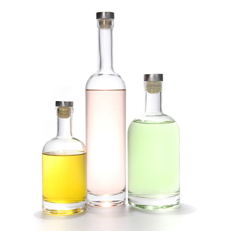 In magazzino 750 ml di whisky trasparente in bicchiere di liquore con sughero
