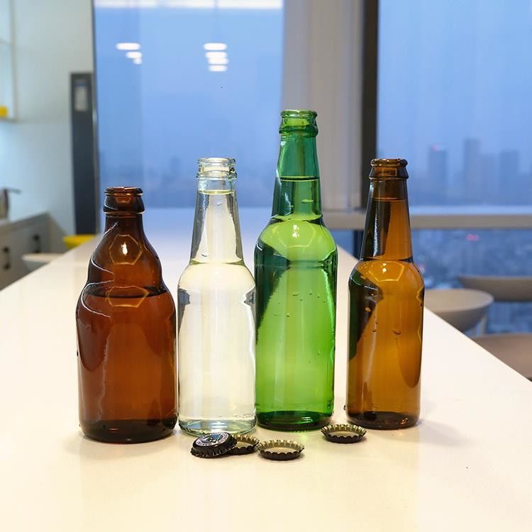 Birra di alta qualità, ambrata verde, bottiglia di vetro, bevande a caldo per la birra