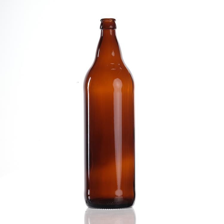 Birra di alta qualità, ambrata verde, bottiglia di vetro, bevande a caldo per la birra