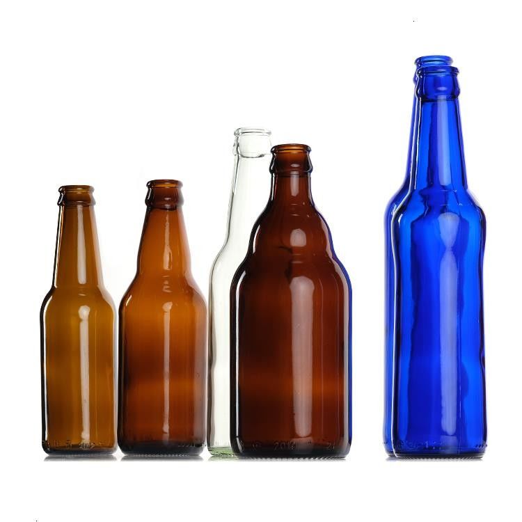 Birra di alta qualità, ambrata verde, bottiglia di vetro, bevande a caldo per la birra