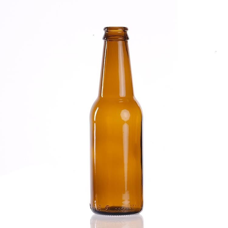 Birra di alta qualità, ambrata verde, bottiglia di vetro, bevande a caldo per la birra