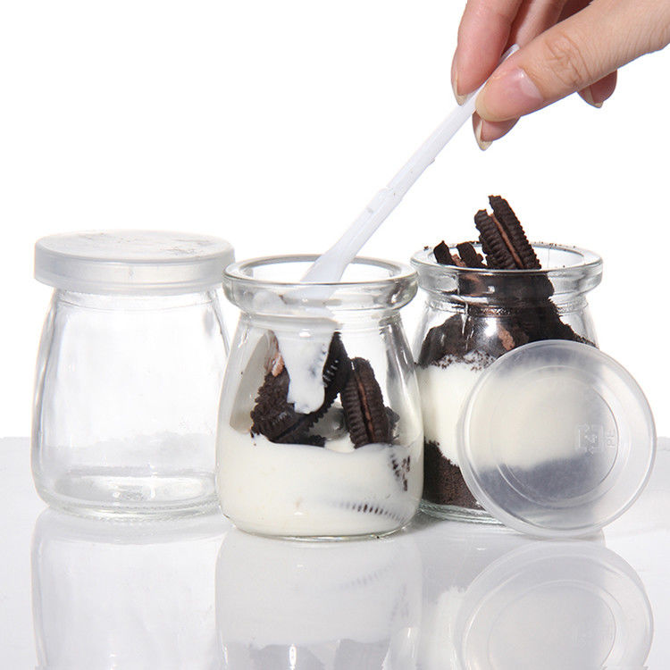 8 oz di bottiglia di yogurt vuoto, vaso di budino e bottiglia di latte fresco con tappo di sughero