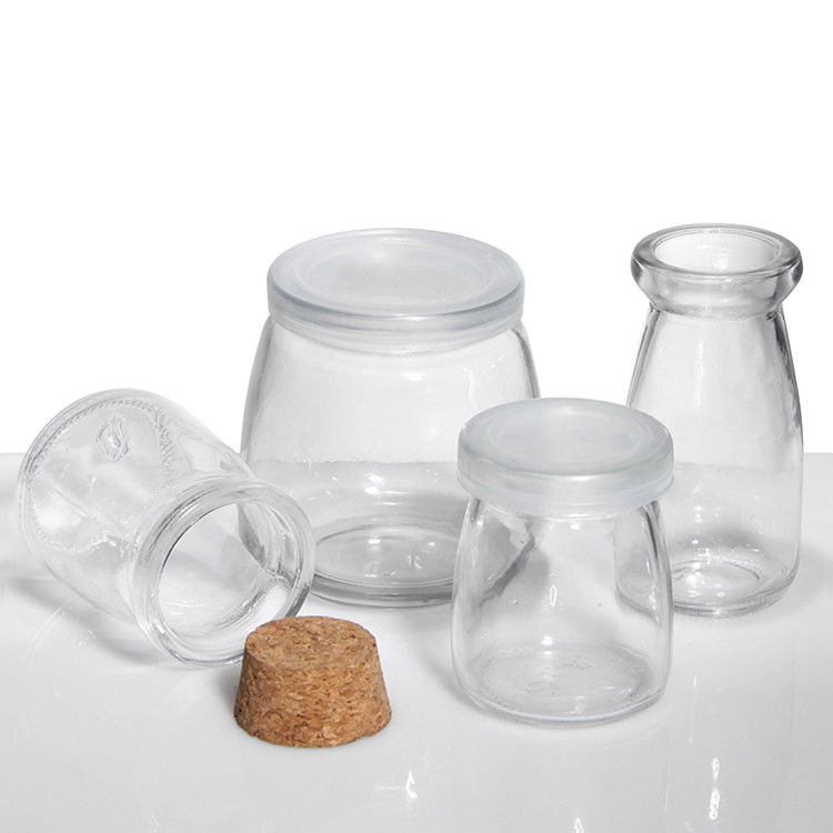 8 oz di bottiglia di yogurt vuoto, vaso di budino e bottiglia di latte fresco con tappo di sughero